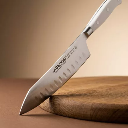 Santoku japán kés, 18 cm kovácsolt pengével, Arcos Riviera Blanc, fehér szegecselt nyéllel