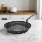 Gesztenyesütő serpenyő, 28 cm, de Buyer, acél