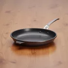 Serpenyő nyéllel és füllel, 32 cm, tapadásmentes, de Buyer