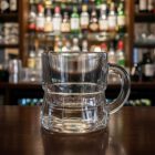 Snapszos, stampedlis pálinkáspohár, 25 ml, füles, üveg