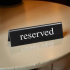 Asztali foglalt tábla, 13×3×3,8 cm, plexi