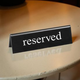 Asztali foglalt tábla, 13×3×3,8 cm, plexi