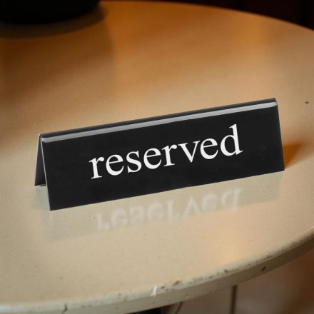 Asztali foglalt tábla, 13×3×3,8 cm, plexi