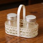 2 részes só-, borsszóró-készlet fémfüles tartóban