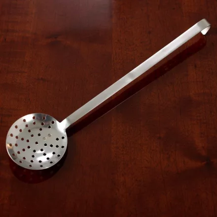 Szűrőkanál, kerek, nyélhossz.: 31 cm, átmérő: 10 cm, rozsdamentes