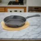 Tálalóserpenyő 20 cm öntöttvas, fa alátéttel