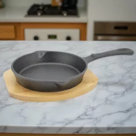 Tálalóserpenyő 20 cm öntöttvas, fa alátéttel