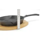 Tálalóserpenyő 20 cm öntöttvas, fa alátéttel