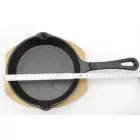 Tálalóserpenyő 20 cm öntöttvas, fa alátéttel