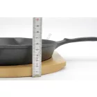 Tálalóserpenyő 25,5 cm öntöttvas, fa alátéttel
