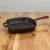 Grill serpenyő 26×26 cm bordázott öntöttvas