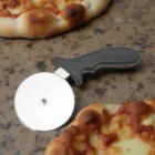 Pizzaszeletelő fekete műanyag nyéllel, 10 cm, rozsdamentes