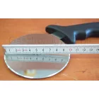 Pizzaszeletelő fekete műanyag nyéllel, 10 cm, rozsdamentes