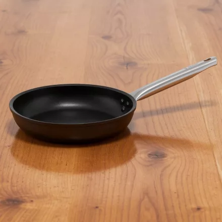 Serpenyő, 24 cm, tapadásmentes, kovácsolt alumínium, indukciós  Pujadas, Black Pro
