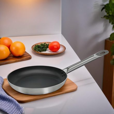 Alumíniumserpenyő, 22 cm,tapadásmentes, rm nyéllel, indukciós, Pujadas