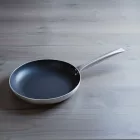 Alumíniumserpenyő, 28 cm, tapadásmentes, rm nyéllel, indukciós, Pujadas