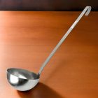 Merőkanál, 1,5 liter, űrmértékjelölt, nyélhossz: 48 cm, átmérő: 18 cm, Pujadas